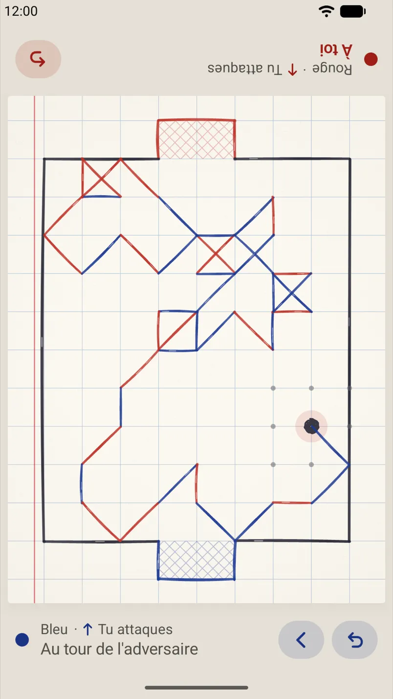 Une partie à deux en cours sur un téléphone Android : des lignes bleues et rouges sur le terrain, des points au crayon montrent les coups possibles.